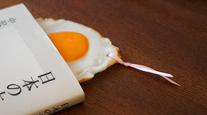 Pembatas buku telur mata sapi. (Via: boredpanda.com)