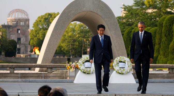 Obama meletakkan karangan bunga di Peace Memorial Park Hiroshima (REUTERS/Kimimasa Mayama)