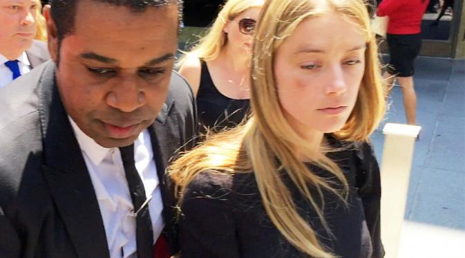 Aktris Amber Heard dikawal oleh petugas saat meninggalkan pengadilan Pengadilan Tinggi Los Angeles usai memberikan laporan penganiayan yang dilakukan suaminya Johnny Depp di Amerika Serikat, 27 Mei, 2016. (REUTERS/Rollo Ross)