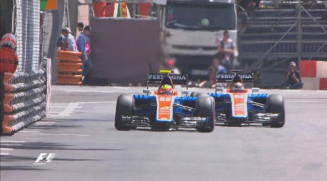 Aksi dua pebalap Manor Racing, Rio Haryanto dan Pascal Werhlein, pada sesi latihan bebas ketiga F1 GP Monako, Sabtu (28/5/2016). (Twitter/F1)