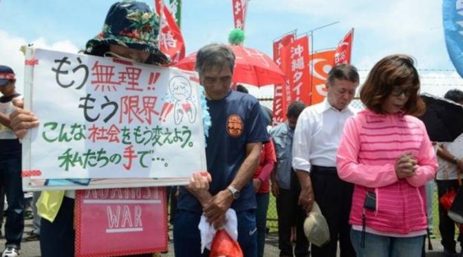 Warga menuntut pangkalan AS di Okinawa dienyahkan (AFP)