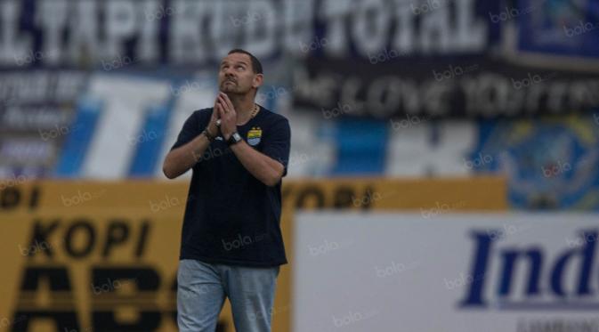Dejan Antonic, mulai bereaksi terhadap cibiran bobotoh Persib. (Bola.com/Vitalis Yogi Trisna)