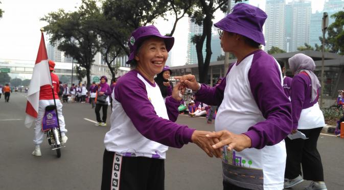 Keseruan rayakan Hari Lanjut Usia Nasional 2016 di Jakarta ada oma dan opa yang menikmati lagu sambil berdansa. 