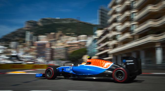 Rio Haryanto, pembalap Manor Racing, saat beraksi di Sirkuit Monte Carlo. (Liputan6.com/ANDREJ ISAKOVIC / AFP)