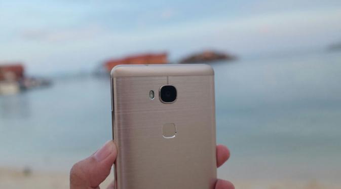 Huawei GR5 tampak belakang. (Liputan6.com /Iskandar)