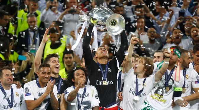Real Madrid tampil sebagai juara Liga Champions 2015/2016 di Stadion San Siro, Milan, Minggu (29/5/2016). Madrid pun sukses meraih gelar juara ke-11 mereka di turnamen ini; 'La Undecima',demikian mereka melabelinya. (Reuters/ Kai Pfaffenbach).