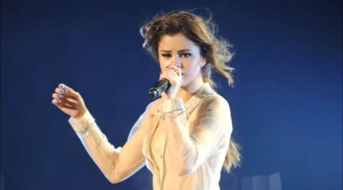 Selena Gomez larut dalam tangis di atas panggung konsernya di Kanada. (Instagram)