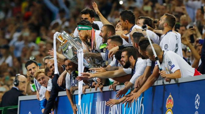 Real Madrid berselebrasi merayakan kemenangan mereka di Liga Champions 2015/2016, Stadion San Siro, Milan, Minggu (29/5). Madrid mengalahkan Atletico melalui adu pinalti dengan skor 5-3. (Reuters/Stefan Wermuth)