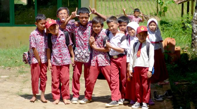 Foto anak-anak di  SDN 2 Cikamarang -  Sukabumi Jawa Barat, dokumentasi Gerakan Nasional Orang Tua Asuh (GNOTA)