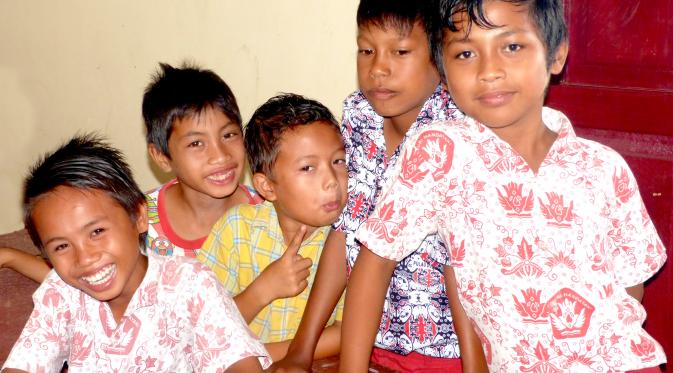 Foto anak-anak di SDN 005 P. Derawan, Berau, Kalimantan Timur, dokumentasi Gerakan Nasional Orang Tua Asuh (GNOTA)