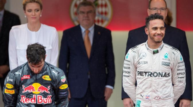 Daniel Ricciardo marah kepada tim Red Bull Racing yang melakukan blunder saat pit stop, sehingga kalah bersaing dengan Lewis Hamilton (EPA). 