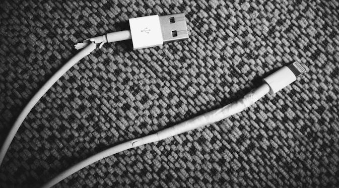 Kabel charger iPhone milik Anda sering rusak dan diganti? Siapa tahu penyebabnya ada di dalam artikel berikut ini.