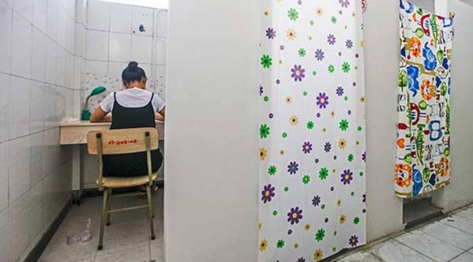 Ruang belajar di Taizhou University tadinya adalah kamar mandi umum yang belum dipakai selama bertahun-tahun. (Via: chinadaily.com.ch)