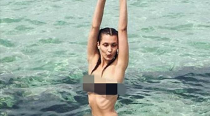 Bella Hadid menunjukkan tubuhnya yang kurus dan kering saat berliburan bersama rekan-rekannya (Instagram)