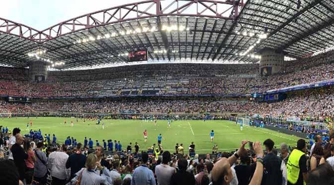 Yacko dan Tim #IDareU2 mengabadikan momen para pemain Real Madrid yang tengah melakukan pemanasan di lapangan.