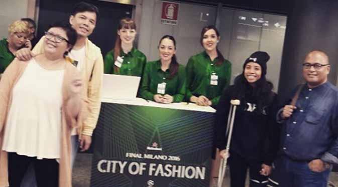 Yacko dan Tim #IDareU2 saat tiba di Kota Milan, Italia. Meski sedang memakai tongkat karena mengalami cidera, Yacko terlihat sangat antusias.