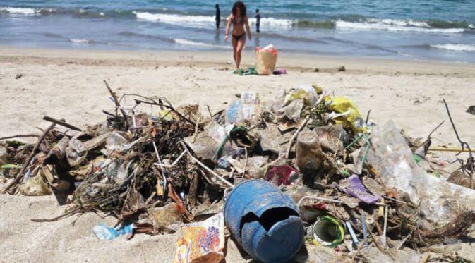 Gundukan sampah di Pantai Kuta, Bali. (Twitter)