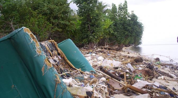 Sampah terlihat di Tidung, Kepulauan Seribu. (kura-kurakota.blogspot.com)