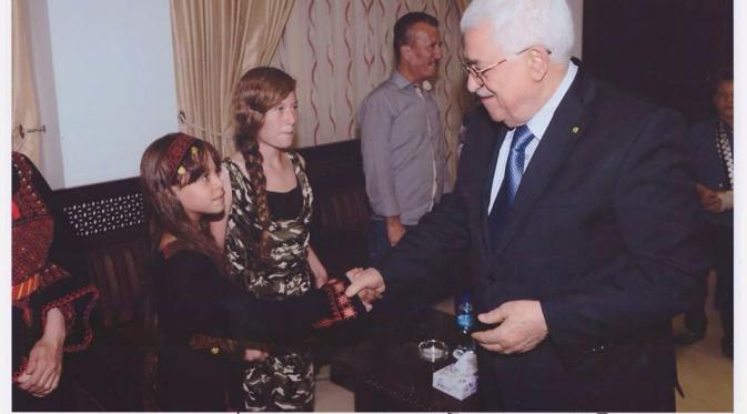 Janna dan kakaknya, Ahed, mendapatkan penghargaan dari Perdana Menteri Turki (Janna Jihad Facebook)
