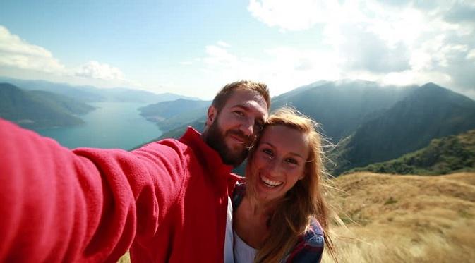 Berniat mendaki gunung, pasangan ini hampir jatuh dari tebing dan mencari pertolongan lewat foto selfie. Kok bisa?