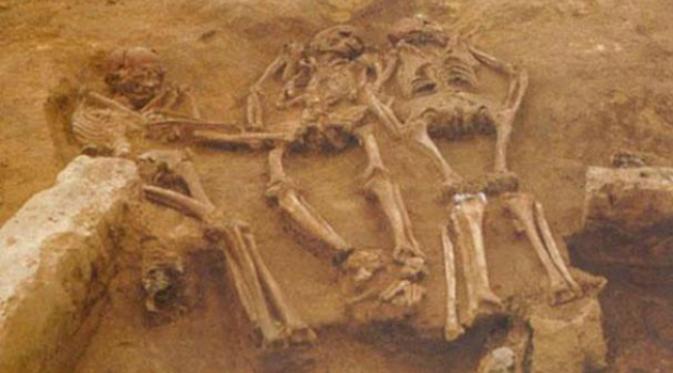 Sebuah makam purba ditemukan berisi 3 kerangka remaja sekaligus. (Sumber Ancient Origins)