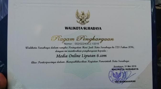 Wali Kota Surabaya Tri Rismaharini memberikan penghargaan ke Liputan6.com (Liputan6.com / Dian Kurniawan)