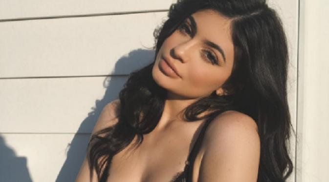 Kylie Jenner memamerkan bentuk tubuhnya dalam balutan gaun hitam. (via. Instagram/kyliejenner)