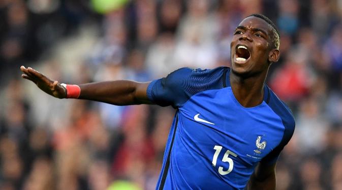 Paul Pogba mengukir sebagian rambutnya dengan corak ayam jantan, simbol timnas Prancis. (AFP)