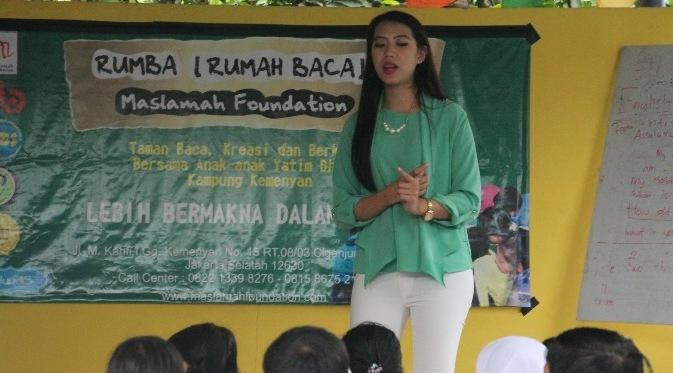 Desi Hatifah Fajar, Putri Pariwisata Indonesia, perwakilan Jambi 2015 di Rumah Baca Kreatif Maslamah Foundation