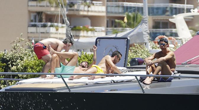Cristiano Ronaldo liburan di Ibiza bareng tiga pria kekar.