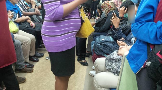 Perempuan hamil adalah salah satu penumpang prioritas Commuterline (Liputan6.com/Andri Haryanto)