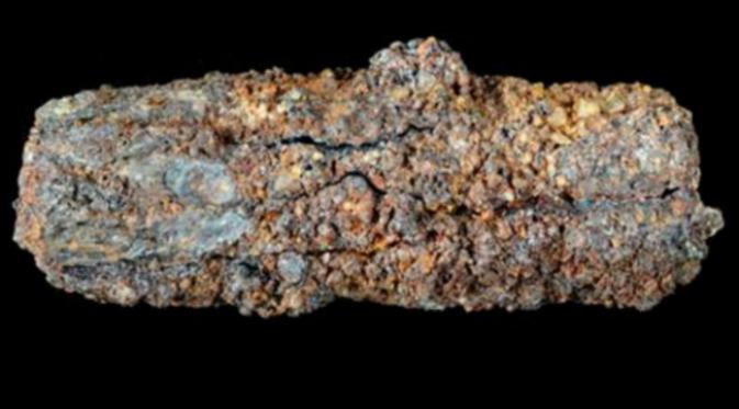 Manik-manik besi dari Gerzeh mengandung bahan-bahan nikel dan kobalt yang lazim ada pada meteorit. (Sumber Open University dan University of Manchester)