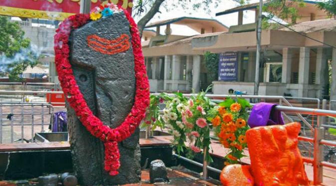 Batu hitam yang diyakini sebagai perwujudan Dewa Shani (BBC/Swati Jain)