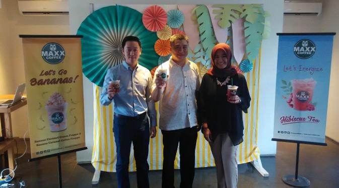 (ki-ka) Edward selaku Research and Developement, Geoffry Samuel selaku Head of Marketing Maxx Coffee, dan Beta Sindiana Dewi selaku ahli Gizi dari UI saat peluncuran minuman musim panas terbaru Maxx Coffee di Jakarta pada Selasa (31/5/2016)l