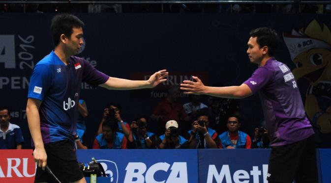 8: Pebulutangkis ganda putera Indonesia, M Ahsan/Hendra Setiawan bersalaman saat laga  melawan OR Cchin Chung/Tang Chun Man (Hongkong) di BCA Indonesia Open 2016, Istora Senayan  Jakarta, Rabu (1/6/2016). Ahsan/Hendra unggul 23-21, 25-23. (Liputan6.com/He