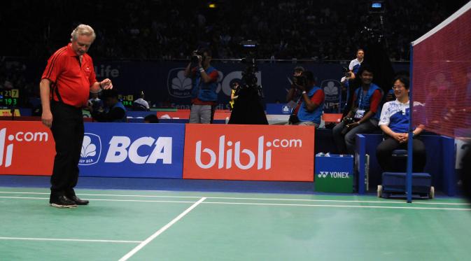 Petugas BWF melihat durasi waktu penghentian laga pebulutangkis tunggal putera Indonesia,  Jonatan Christie melawan pemain Taiwan, Hsu Jen Hao di penyisihan BCA Indonesia Open 2016, Istora  Senayan Jakarta, Rabu (1/6/2016). Laga sempat dihentikan akibat a