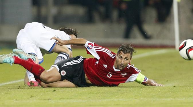 Aksi Lorik Cana saat Kualifikasi Euro 2016 kontra Denmark, di Elbasan Arena, Elbasan (11/10/2014). Cana menjadi tulang punggung area pertahanan Albania pada Piala Eropa 2016.  (AFP/Armando Babani)