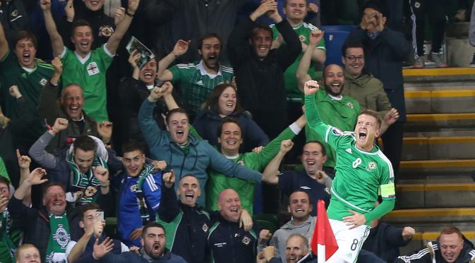 Selebrasi Steven Davis usai menyumbang gol bagi Timnas Irlandia Utara, pada laga kualifikasi Euro 2016 kontra Yunani (8/10/2015), di Stadion Windsor Park, Belfast. Davis akan memimpin rekan-rekannya berjuang pada Piala Eropa 2016.  (EPA/Andrew Paton)