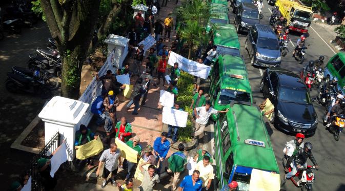 Demo sopir angkot sempat macetkan Jalan Wastukencana, Bandung. (LIputan6.com/Aditya Prakasa)