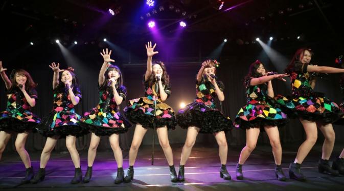 Grup Idola JKT48 saat meluncurkan single Mae Shika Sukanee.