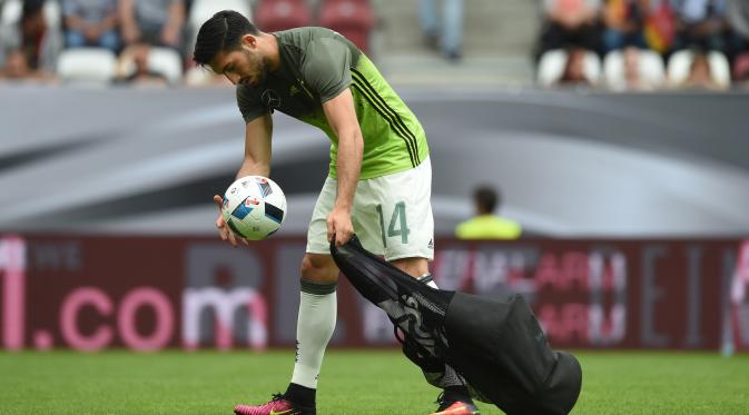 Pemain Timnas Jerman, Emre Can, sedang mengumpulkan bola pada sesi latihan (29/5/2016), di Augsburg. Can memiliki multifungsi, yang membuat Timnas Jerman semakin variatif dari sisi warna permainan.  (AFP/Christof Stache)