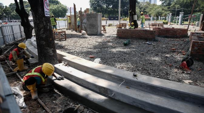 Taman aspirasi sedang dibangun di kawasan Monas, Jakarta. (Liputan6.com/Faizal Fanani)