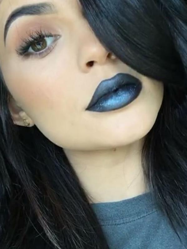 Tak lupa juga, Kylie mengunggah foto yang memamerkan warna terbaru pada lipstick mattenya yang diberi nama Majesty. (instagram/Bintang.com)