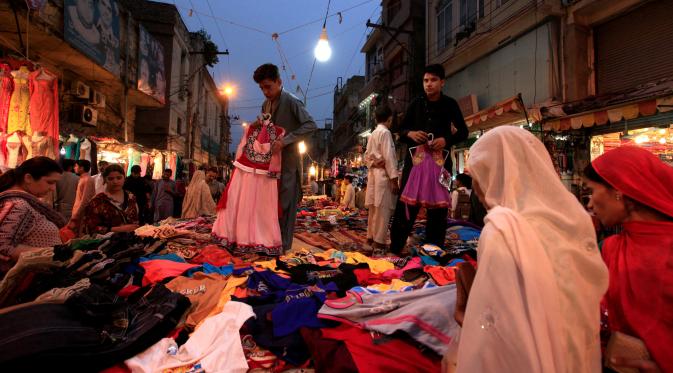 Sejumlah warga memilih pakaian untuk kebutuhan menyambut bulan Ramadan, di sebuah pasar di Rawalpindi, Pakistan, Rabu (1/6/2016). (REUTERS/Faisal Mahmood)