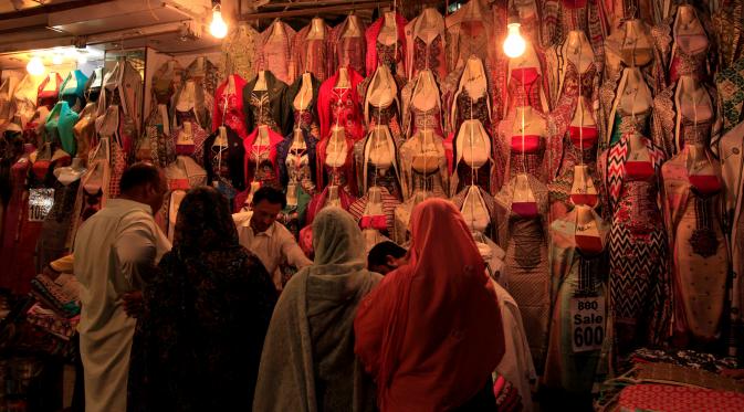 Sejumlah warga melihat pakaian saat sedang mencari kebutuhan untuk menyambut Ramadan di pasar Bara di Rawalpindi, Pakistan, Rabu (1/6/2016). (REUTERS/Faisal Mahmood)