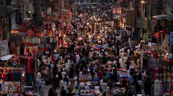 Suasana keramaian pengunjung yang tengah mencari kebutuhan untuk menyambut bulan Ramadan di pasar Bara di Rawalpindi, Pakistan, Rabu (1/6/2016). (REUTERS/Faisal Mahmood)