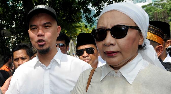 Musisi Ahmad Dhani bersama Ratna Sarumpaet mendatangi Gedung KPK, Jakarta, Kamis (2/6). Rencananya Dhani bersama sejumlah aktivis akan konser sekaligus demonstrasi 'Panggung Rakyat Tangkap Ahok' namun dilarang pihak keamanan. (Liputan6.com/Helmi Afandi)