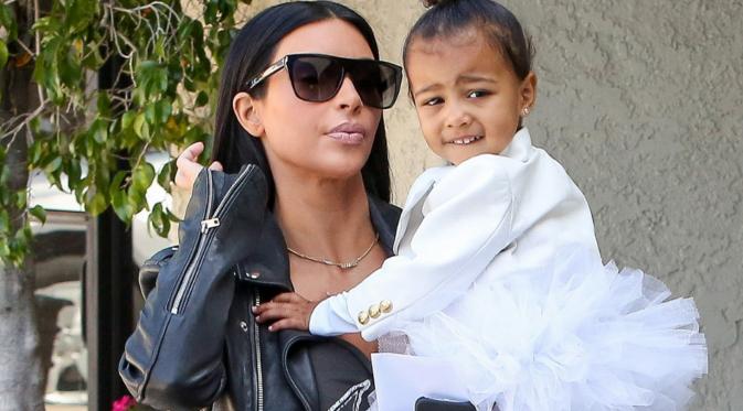 Kim Kardashian ajarkan anaknya, North West eksis di media sosial sejak dini.