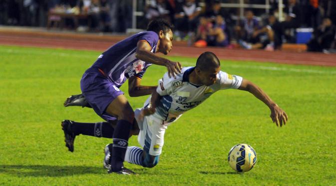 Penyerang Persib, Tantan terjatuh akibat tackling pemain PSGC saat laga persahabatan segitiga  di Stadion Galuh Ciamis, Minggu (10/4/2016). Laga ini dimenangkan Persib 5-1. (Liputan6.com/Helmi  Fithriansyah)