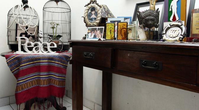 Ruang tamu Dwi Andhika yang dijadikannya sebagai ruang pamer. (Deki Prayoga/Bintang.com)